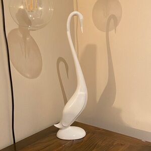 Élégant cygne blanc en céramique / Elegant White Swan Sculpture
